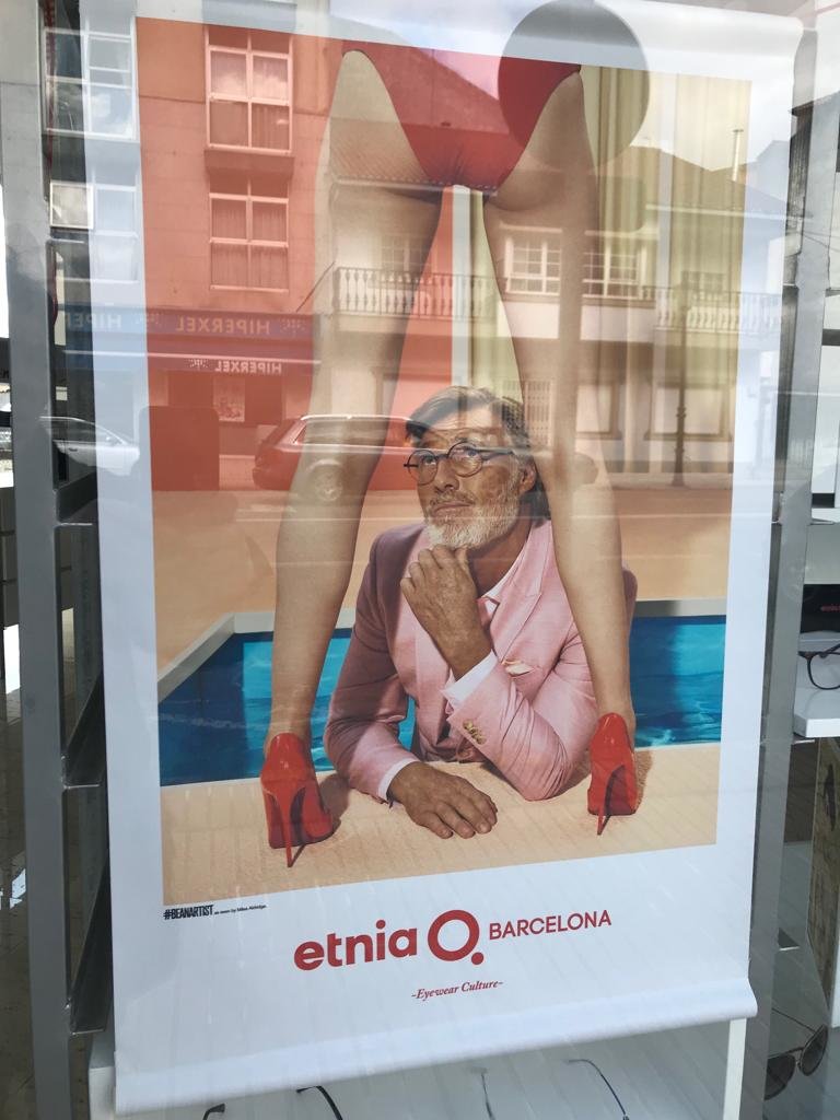 Cartaz, xa retirado, nun comercio do centro de Bertamiráns
