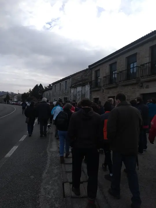 <p>O Concello de Ames, en colaboraci&oacute;n coa Plataforma pola recuperaci&oacute;n do r&iacute;o Sar, convocou&nbsp;unha concentraci&oacute;n este pasado s&aacute;bado, 10 de febreiro de 2018, en contra da construci&oacute;n da EDAR no lugar de O Souto, en Santiago de Compostela, facendo&nbsp;unha andaina dende Roxos ata O Souto, onde se desenvolver&aacute; dita proposta. O obxectivo foi&nbsp;dar a co&ntilde;ecer o gran impacto ambiental que supor&aacute; o desmonte dunha zona de gran riqueza ambiental, paisax&iacute;stica e patrimonial, debido a diversos intereses particulares ou partidistas.<br />
<br />
Mais dun centenar&nbsp;de veci&ntilde;as e veci&ntilde;os de Ames e Santiago de Compostela participamos nesta andaina&nbsp;para parar este atentado contra o patrimonio ambiental e arqueol&oacute;xico.</p>
