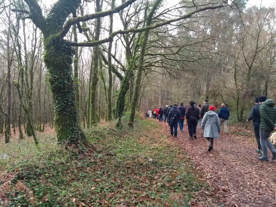 <p>O Concello de Ames, en colaboraci&oacute;n coa Plataforma pola recuperaci&oacute;n do r&iacute;o Sar, convocou&nbsp;unha concentraci&oacute;n este pasado s&aacute;bado, 10 de febreiro de 2018, en contra da construci&oacute;n da EDAR no lugar de O Souto, en Santiago de Compostela, facendo&nbsp;unha andaina dende Roxos ata O Souto, onde se desenvolver&aacute; dita proposta. O obxectivo foi&nbsp;dar a co&ntilde;ecer o gran impacto ambiental que supor&aacute; o desmonte dunha zona de gran riqueza ambiental, paisax&iacute;stica e patrimonial, debido a diversos intereses particulares ou partidistas.<br />
<br />
Mais dun centenar&nbsp;de veci&ntilde;as e veci&ntilde;os de Ames e Santiago de Compostela participamos nesta andaina&nbsp;para parar este atentado contra o patrimonio ambiental e arqueol&oacute;xico.</p>
