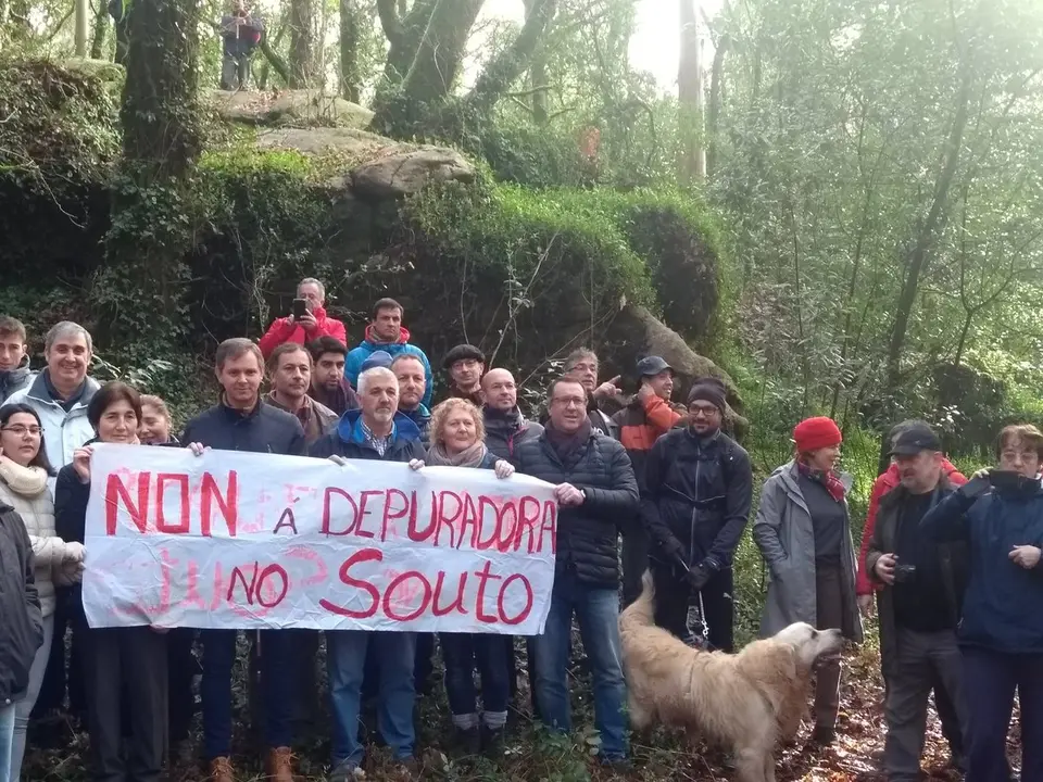 <p>O Concello de Ames, en colaboraci&oacute;n coa Plataforma pola recuperaci&oacute;n do r&iacute;o Sar, convocou&nbsp;unha concentraci&oacute;n este pasado s&aacute;bado, 10 de febreiro de 2018, en contra da construci&oacute;n da EDAR no lugar de O Souto, en Santiago de Compostela, facendo&nbsp;unha andaina dende Roxos ata O Souto, onde se desenvolver&aacute; dita proposta. O obxectivo foi&nbsp;dar a co&ntilde;ecer o gran impacto ambiental que supor&aacute; o desmonte dunha zona de gran riqueza ambiental, paisax&iacute;stica e patrimonial, debido a diversos intereses particulares ou partidistas.<br />
<br />
Mais dun centenar&nbsp;de veci&ntilde;as e veci&ntilde;os de Ames e Santiago de Compostela participamos nesta andaina&nbsp;para parar este atentado contra o patrimonio ambiental e arqueol&oacute;xico.</p>
