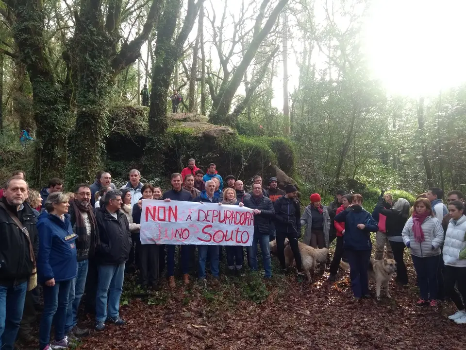<p>O Concello de Ames, en colaboraci&oacute;n coa Plataforma pola recuperaci&oacute;n do r&iacute;o Sar, convocou&nbsp;unha concentraci&oacute;n este pasado s&aacute;bado, 10 de febreiro de 2018, en contra da construci&oacute;n da EDAR no lugar de O Souto, en Santiago de Compostela, facendo&nbsp;unha andaina dende Roxos ata O Souto, onde se desenvolver&aacute; dita proposta. O obxectivo foi&nbsp;dar a co&ntilde;ecer o gran impacto ambiental que supor&aacute; o desmonte dunha zona de gran riqueza ambiental, paisax&iacute;stica e patrimonial, debido a diversos intereses particulares ou partidistas.<br />
<br />
Mais dun centenar&nbsp;de veci&ntilde;as e veci&ntilde;os de Ames e Santiago de Compostela participamos nesta andaina&nbsp;para parar este atentado contra o patrimonio ambiental e arqueol&oacute;xico.</p>
