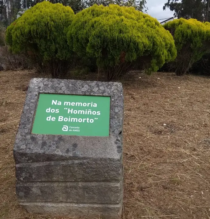 <p>O 21 de agosto de 2018 o&nbsp;BNG de Ames organizou unha homenaxe aos <strong>Homi&ntilde;os de Boimorto</strong>,&nbsp;membros da Corporaci&oacute;n democr&aacute;tica do concello de Boimorto asasinados a mans do franquismo nos Bat&aacute;ns e Orto&ntilde;o (Ames) o 20 de agosto de 1936,&nbsp;para lembrar a todas as persoas represaliadas pola dictadura franquista.</p>

<p>Participaron Xos&eacute; Lu&iacute;s Rivas Cruz<b>,</b>&nbsp;<a href="https://gl.wikipedia.org/wiki/Mini">Mini</a>, deputado no Parlamento de Galiza e veci&ntilde;o de Boimorto; <a href="https://www.facebook.com/david.santomil">David &nbsp;Santomil,</a> portavoz municipal do BNG e concelleiro de Educaci&oacute;n e Cultura de Ames; as&iacute; como dalgunhas das familias dos Homi&ntilde;os de Boimorto.<br />
<br />
A Concellar&iacute;a de Cultura do Concello de Ames, co portavoz do BNG de Ames daquela altura, Xos&eacute; Manuel Fern&aacute;ndez, &aacute; fronte, repuxo as placas que lembran a memoria dos Homi&ntilde;os de Boimorto no ano 2006 cunha sentida homenaxe.<br />
<br />
<strong>Ram&oacute;n Enjumio, Manuel Espi&ntilde;eira, Isidro Filloy, Juan Mart&iacute;nez, Xose Tojo e Xos&eacute; Barreiro.</strong></p>
