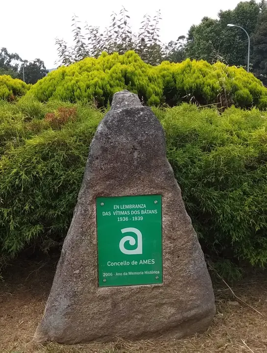 <p>O 21 de agosto de 2018 o&nbsp;BNG de Ames organizou unha homenaxe aos <strong>Homi&ntilde;os de Boimorto</strong>,&nbsp;membros da Corporaci&oacute;n democr&aacute;tica do concello de Boimorto asasinados a mans do franquismo nos Bat&aacute;ns e Orto&ntilde;o (Ames) o 20 de agosto de 1936,&nbsp;para lembrar a todas as persoas represaliadas pola dictadura franquista.</p>

<p>Participaron Xos&eacute; Lu&iacute;s Rivas Cruz<b>,</b>&nbsp;<a href="https://gl.wikipedia.org/wiki/Mini">Mini</a>, deputado no Parlamento de Galiza e veci&ntilde;o de Boimorto; <a href="https://www.facebook.com/david.santomil">David &nbsp;Santomil,</a> portavoz municipal do BNG e concelleiro de Educaci&oacute;n e Cultura de Ames; as&iacute; como dalgunhas das familias dos Homi&ntilde;os de Boimorto.<br />
<br />
A Concellar&iacute;a de Cultura do Concello de Ames, co portavoz do BNG de Ames daquela altura, Xos&eacute; Manuel Fern&aacute;ndez, &aacute; fronte, repuxo as placas que lembran a memoria dos Homi&ntilde;os de Boimorto no ano 2006 cunha sentida homenaxe.<br />
<br />
<strong>Ram&oacute;n Enjumio, Manuel Espi&ntilde;eira, Isidro Filloy, Juan Mart&iacute;nez, Xose Tojo e Xos&eacute; Barreiro.</strong></p>
