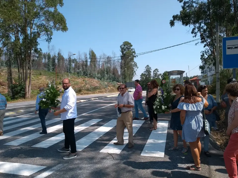 <p>O 21 de agosto de 2018 o&nbsp;BNG de Ames organizou unha homenaxe aos <strong>Homi&ntilde;os de Boimorto</strong>,&nbsp;membros da Corporaci&oacute;n democr&aacute;tica do concello de Boimorto asasinados a mans do franquismo nos Bat&aacute;ns e Orto&ntilde;o (Ames) o 20 de agosto de 1936,&nbsp;para lembrar a todas as persoas represaliadas pola dictadura franquista.</p>

<p>Participaron Xos&eacute; Lu&iacute;s Rivas Cruz<b>,</b>&nbsp;<a href="https://gl.wikipedia.org/wiki/Mini">Mini</a>, deputado no Parlamento de Galiza e veci&ntilde;o de Boimorto; <a href="https://www.facebook.com/david.santomil">David &nbsp;Santomil,</a> portavoz municipal do BNG e concelleiro de Educaci&oacute;n e Cultura de Ames; as&iacute; como dalgunhas das familias dos Homi&ntilde;os de Boimorto.<br />
<br />
A Concellar&iacute;a de Cultura do Concello de Ames, co portavoz do BNG de Ames daquela altura, Xos&eacute; Manuel Fern&aacute;ndez, &aacute; fronte, repuxo as placas que lembran a memoria dos Homi&ntilde;os de Boimorto no ano 2006 cunha sentida homenaxe.<br />
<br />
<strong>Ram&oacute;n Enjumio, Manuel Espi&ntilde;eira, Isidro Filloy, Juan Mart&iacute;nez, Xose Tojo e Xos&eacute; Barreiro.</strong></p>
