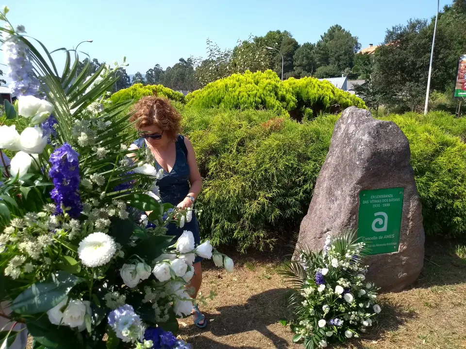 <p>O 21 de agosto de 2018 o&nbsp;BNG de Ames organizou unha homenaxe aos <strong>Homi&ntilde;os de Boimorto</strong>,&nbsp;membros da Corporaci&oacute;n democr&aacute;tica do concello de Boimorto asasinados a mans do franquismo nos Bat&aacute;ns e Orto&ntilde;o (Ames) o 20 de agosto de 1936,&nbsp;para lembrar a todas as persoas represaliadas pola dictadura franquista.</p>

<p>Participaron Xos&eacute; Lu&iacute;s Rivas Cruz<b>,</b>&nbsp;<a href="https://gl.wikipedia.org/wiki/Mini">Mini</a>, deputado no Parlamento de Galiza e veci&ntilde;o de Boimorto; <a href="https://www.facebook.com/david.santomil">David &nbsp;Santomil,</a> portavoz municipal do BNG e concelleiro de Educaci&oacute;n e Cultura de Ames; as&iacute; como dalgunhas das familias dos Homi&ntilde;os de Boimorto.<br />
<br />
A Concellar&iacute;a de Cultura do Concello de Ames, co portavoz do BNG de Ames daquela altura, Xos&eacute; Manuel Fern&aacute;ndez, &aacute; fronte, repuxo as placas que lembran a memoria dos Homi&ntilde;os de Boimorto no ano 2006 cunha sentida homenaxe.<br />
<br />
<strong>Ram&oacute;n Enjumio, Manuel Espi&ntilde;eira, Isidro Filloy, Juan Mart&iacute;nez, Xose Tojo e Xos&eacute; Barreiro.</strong></p>

