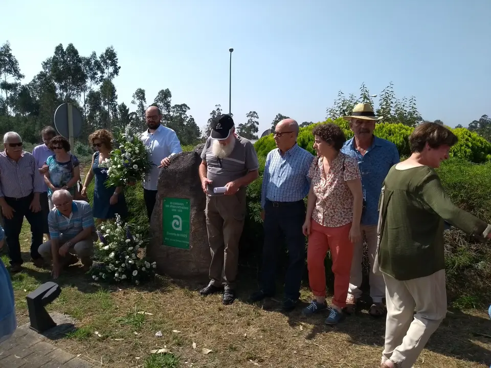 <p>O 21 de agosto de 2018 o&nbsp;BNG de Ames organizou unha homenaxe aos <strong>Homi&ntilde;os de Boimorto</strong>,&nbsp;membros da Corporaci&oacute;n democr&aacute;tica do concello de Boimorto asasinados a mans do franquismo nos Bat&aacute;ns e Orto&ntilde;o (Ames) o 20 de agosto de 1936,&nbsp;para lembrar a todas as persoas represaliadas pola dictadura franquista.</p>

<p>Participaron Xos&eacute; Lu&iacute;s Rivas Cruz<b>,</b>&nbsp;<a href="https://gl.wikipedia.org/wiki/Mini">Mini</a>, deputado no Parlamento de Galiza e veci&ntilde;o de Boimorto; <a href="https://www.facebook.com/david.santomil">David &nbsp;Santomil,</a> portavoz municipal do BNG e concelleiro de Educaci&oacute;n e Cultura de Ames; as&iacute; como dalgunhas das familias dos Homi&ntilde;os de Boimorto.<br />
<br />
A Concellar&iacute;a de Cultura do Concello de Ames, co portavoz do BNG de Ames daquela altura, Xos&eacute; Manuel Fern&aacute;ndez, &aacute; fronte, repuxo as placas que lembran a memoria dos Homi&ntilde;os de Boimorto no ano 2006 cunha sentida homenaxe.<br />
<br />
<strong>Ram&oacute;n Enjumio, Manuel Espi&ntilde;eira, Isidro Filloy, Juan Mart&iacute;nez, Xose Tojo e Xos&eacute; Barreiro.</strong></p>
