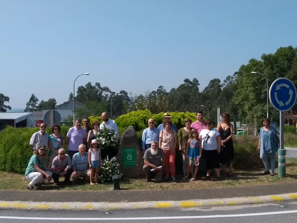 <p>O 21 de agosto de 2018 o&nbsp;BNG de Ames organizou unha homenaxe aos <strong>Homi&ntilde;os de Boimorto</strong>,&nbsp;membros da Corporaci&oacute;n democr&aacute;tica do concello de Boimorto asasinados a mans do franquismo nos Bat&aacute;ns e Orto&ntilde;o (Ames) o 20 de agosto de 1936,&nbsp;para lembrar a todas as persoas represaliadas pola dictadura franquista.</p>

<p>Participaron Xos&eacute; Lu&iacute;s Rivas Cruz<b>,</b>&nbsp;<a href="https://gl.wikipedia.org/wiki/Mini">Mini</a>, deputado no Parlamento de Galiza e veci&ntilde;o de Boimorto; <a href="https://www.facebook.com/david.santomil">David &nbsp;Santomil,</a> portavoz municipal do BNG e concelleiro de Educaci&oacute;n e Cultura de Ames; as&iacute; como dalgunhas das familias dos Homi&ntilde;os de Boimorto.<br />
<br />
A Concellar&iacute;a de Cultura do Concello de Ames, co portavoz do BNG de Ames daquela altura, Xos&eacute; Manuel Fern&aacute;ndez, &aacute; fronte, repuxo as placas que lembran a memoria dos Homi&ntilde;os de Boimorto no ano 2006 cunha sentida homenaxe.<br />
<br />
<strong>Ram&oacute;n Enjumio, Manuel Espi&ntilde;eira, Isidro Filloy, Juan Mart&iacute;nez, Xose Tojo e Xos&eacute; Barreiro.</strong></p>
