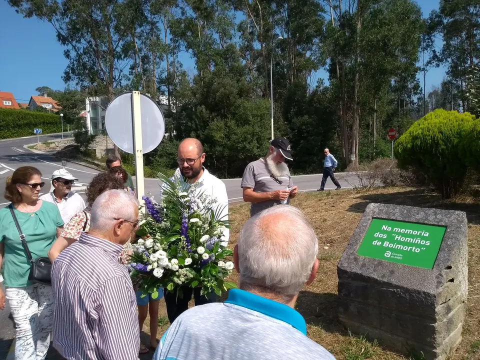 <p>O 21 de agosto de 2018 o&nbsp;BNG de Ames organizou unha homenaxe aos <strong>Homi&ntilde;os de Boimorto</strong>,&nbsp;membros da Corporaci&oacute;n democr&aacute;tica do concello de Boimorto asasinados a mans do franquismo nos Bat&aacute;ns e Orto&ntilde;o (Ames) o 20 de agosto de 1936,&nbsp;para lembrar a todas as persoas represaliadas pola dictadura franquista.</p>

<p>Participaron Xos&eacute; Lu&iacute;s Rivas Cruz<b>,</b>&nbsp;<a href="https://gl.wikipedia.org/wiki/Mini">Mini</a>, deputado no Parlamento de Galiza e veci&ntilde;o de Boimorto; <a href="https://www.facebook.com/david.santomil">David &nbsp;Santomil,</a> portavoz municipal do BNG e concelleiro de Educaci&oacute;n e Cultura de Ames; as&iacute; como dalgunhas das familias dos Homi&ntilde;os de Boimorto.<br />
<br />
A Concellar&iacute;a de Cultura do Concello de Ames, co portavoz do BNG de Ames daquela altura, Xos&eacute; Manuel Fern&aacute;ndez, &aacute; fronte, repuxo as placas que lembran a memoria dos Homi&ntilde;os de Boimorto no ano 2006 cunha sentida homenaxe.<br />
<br />
<strong>Ram&oacute;n Enjumio, Manuel Espi&ntilde;eira, Isidro Filloy, Juan Mart&iacute;nez, Xose Tojo e Xos&eacute; Barreiro.</strong></p>
