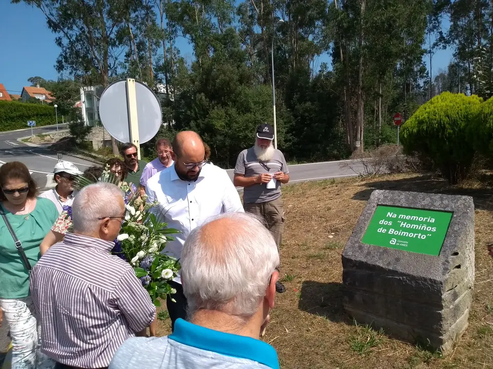 <p>O 21 de agosto de 2018 o&nbsp;BNG de Ames organizou unha homenaxe aos <strong>Homi&ntilde;os de Boimorto</strong>,&nbsp;membros da Corporaci&oacute;n democr&aacute;tica do concello de Boimorto asasinados a mans do franquismo nos Bat&aacute;ns e Orto&ntilde;o (Ames) o 20 de agosto de 1936,&nbsp;para lembrar a todas as persoas represaliadas pola dictadura franquista.</p>

<p>Participaron Xos&eacute; Lu&iacute;s Rivas Cruz<b>,</b>&nbsp;<a href="https://gl.wikipedia.org/wiki/Mini">Mini</a>, deputado no Parlamento de Galiza e veci&ntilde;o de Boimorto; <a href="https://www.facebook.com/david.santomil">David &nbsp;Santomil,</a> portavoz municipal do BNG e concelleiro de Educaci&oacute;n e Cultura de Ames; as&iacute; como dalgunhas das familias dos Homi&ntilde;os de Boimorto.<br />
<br />
A Concellar&iacute;a de Cultura do Concello de Ames, co portavoz do BNG de Ames daquela altura, Xos&eacute; Manuel Fern&aacute;ndez, &aacute; fronte, repuxo as placas que lembran a memoria dos Homi&ntilde;os de Boimorto no ano 2006 cunha sentida homenaxe.<br />
<br />
<strong>Ram&oacute;n Enjumio, Manuel Espi&ntilde;eira, Isidro Filloy, Juan Mart&iacute;nez, Xose Tojo e Xos&eacute; Barreiro.</strong></p>
