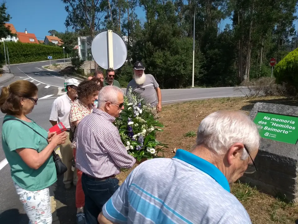 <p>O 21 de agosto de 2018 o&nbsp;BNG de Ames organizou unha homenaxe aos <strong>Homi&ntilde;os de Boimorto</strong>,&nbsp;membros da Corporaci&oacute;n democr&aacute;tica do concello de Boimorto asasinados a mans do franquismo nos Bat&aacute;ns e Orto&ntilde;o (Ames) o 20 de agosto de 1936,&nbsp;para lembrar a todas as persoas represaliadas pola dictadura franquista.</p>

<p>Participaron Xos&eacute; Lu&iacute;s Rivas Cruz<b>,</b>&nbsp;<a href="https://gl.wikipedia.org/wiki/Mini">Mini</a>, deputado no Parlamento de Galiza e veci&ntilde;o de Boimorto; <a href="https://www.facebook.com/david.santomil">David &nbsp;Santomil,</a> portavoz municipal do BNG e concelleiro de Educaci&oacute;n e Cultura de Ames; as&iacute; como dalgunhas das familias dos Homi&ntilde;os de Boimorto.<br />
<br />
A Concellar&iacute;a de Cultura do Concello de Ames, co portavoz do BNG de Ames daquela altura, Xos&eacute; Manuel Fern&aacute;ndez, &aacute; fronte, repuxo as placas que lembran a memoria dos Homi&ntilde;os de Boimorto no ano 2006 cunha sentida homenaxe.<br />
<br />
<strong>Ram&oacute;n Enjumio, Manuel Espi&ntilde;eira, Isidro Filloy, Juan Mart&iacute;nez, Xose Tojo e Xos&eacute; Barreiro.</strong></p>
