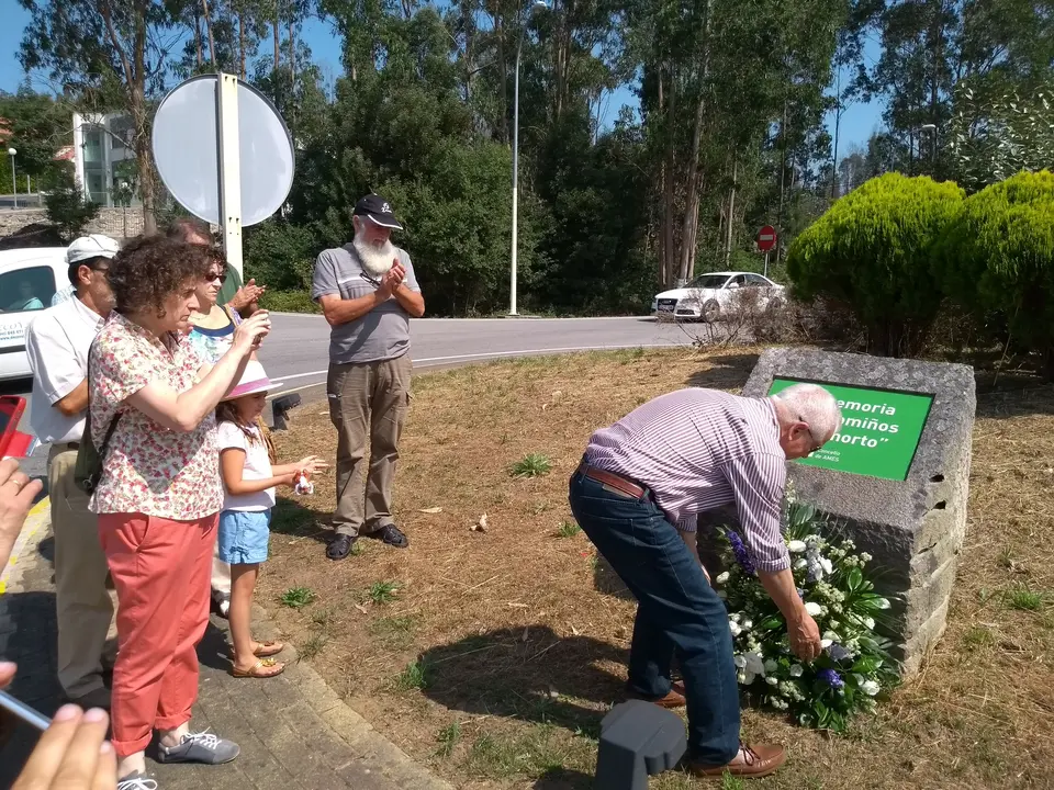 <p>O 21 de agosto de 2018 o&nbsp;BNG de Ames organizou unha homenaxe aos <strong>Homi&ntilde;os de Boimorto</strong>,&nbsp;membros da Corporaci&oacute;n democr&aacute;tica do concello de Boimorto asasinados a mans do franquismo nos Bat&aacute;ns e Orto&ntilde;o (Ames) o 20 de agosto de 1936,&nbsp;para lembrar a todas as persoas represaliadas pola dictadura franquista.</p>

<p>Participaron Xos&eacute; Lu&iacute;s Rivas Cruz<b>,</b>&nbsp;<a href="https://gl.wikipedia.org/wiki/Mini">Mini</a>, deputado no Parlamento de Galiza e veci&ntilde;o de Boimorto; <a href="https://www.facebook.com/david.santomil">David &nbsp;Santomil,</a> portavoz municipal do BNG e concelleiro de Educaci&oacute;n e Cultura de Ames; as&iacute; como dalgunhas das familias dos Homi&ntilde;os de Boimorto.<br />
<br />
A Concellar&iacute;a de Cultura do Concello de Ames, co portavoz do BNG de Ames daquela altura, Xos&eacute; Manuel Fern&aacute;ndez, &aacute; fronte, repuxo as placas que lembran a memoria dos Homi&ntilde;os de Boimorto no ano 2006 cunha sentida homenaxe.<br />
<br />
<strong>Ram&oacute;n Enjumio, Manuel Espi&ntilde;eira, Isidro Filloy, Juan Mart&iacute;nez, Xose Tojo e Xos&eacute; Barreiro.</strong></p>
