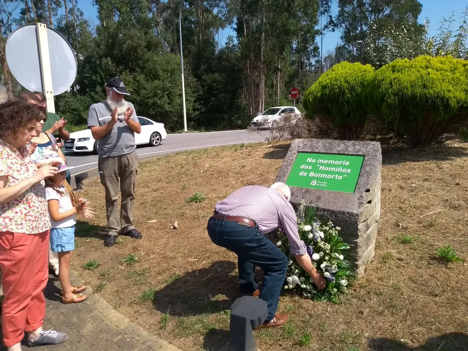 <p>O 21 de agosto de 2018 o&nbsp;BNG de Ames organizou unha homenaxe aos <strong>Homi&ntilde;os de Boimorto</strong>,&nbsp;membros da Corporaci&oacute;n democr&aacute;tica do concello de Boimorto asasinados a mans do franquismo nos Bat&aacute;ns e Orto&ntilde;o (Ames) o 20 de agosto de 1936,&nbsp;para lembrar a todas as persoas represaliadas pola dictadura franquista.</p>

<p>Participaron Xos&eacute; Lu&iacute;s Rivas Cruz<b>,</b>&nbsp;<a href="https://gl.wikipedia.org/wiki/Mini">Mini</a>, deputado no Parlamento de Galiza e veci&ntilde;o de Boimorto; <a href="https://www.facebook.com/david.santomil">David &nbsp;Santomil,</a> portavoz municipal do BNG e concelleiro de Educaci&oacute;n e Cultura de Ames; as&iacute; como dalgunhas das familias dos Homi&ntilde;os de Boimorto.<br />
<br />
A Concellar&iacute;a de Cultura do Concello de Ames, co portavoz do BNG de Ames daquela altura, Xos&eacute; Manuel Fern&aacute;ndez, &aacute; fronte, repuxo as placas que lembran a memoria dos Homi&ntilde;os de Boimorto no ano 2006 cunha sentida homenaxe.<br />
<br />
<strong>Ram&oacute;n Enjumio, Manuel Espi&ntilde;eira, Isidro Filloy, Juan Mart&iacute;nez, Xose Tojo e Xos&eacute; Barreiro.</strong></p>
