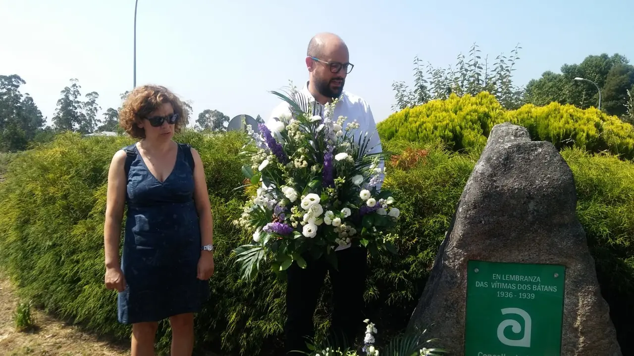 <p>O 21 de agosto de 2018 o&nbsp;BNG de Ames organizou unha homenaxe aos <strong>Homi&ntilde;os de Boimorto</strong>,&nbsp;membros da Corporaci&oacute;n democr&aacute;tica do concello de Boimorto asasinados a mans do franquismo nos Bat&aacute;ns e Orto&ntilde;o (Ames) o 20 de agosto de 1936,&nbsp;para lembrar a todas as persoas represaliadas pola dictadura franquista.</p>

<p>Participaron Xos&eacute; Lu&iacute;s Rivas Cruz<b>,</b>&nbsp;<a href="https://gl.wikipedia.org/wiki/Mini">Mini</a>, deputado no Parlamento de Galiza e veci&ntilde;o de Boimorto; <a href="https://www.facebook.com/david.santomil">David &nbsp;Santomil,</a> portavoz municipal do BNG e concelleiro de Educaci&oacute;n e Cultura de Ames; as&iacute; como dalgunhas das familias dos Homi&ntilde;os de Boimorto.<br />
<br />
A Concellar&iacute;a de Cultura do Concello de Ames, co portavoz do BNG de Ames daquela altura, Xos&eacute; Manuel Fern&aacute;ndez, &aacute; fronte, repuxo as placas que lembran a memoria dos Homi&ntilde;os de Boimorto no ano 2006 cunha sentida homenaxe.<br />
<br />
<strong>Ram&oacute;n Enjumio, Manuel Espi&ntilde;eira, Isidro Filloy, Juan Mart&iacute;nez, Xose Tojo e Xos&eacute; Barreiro.</strong></p>
