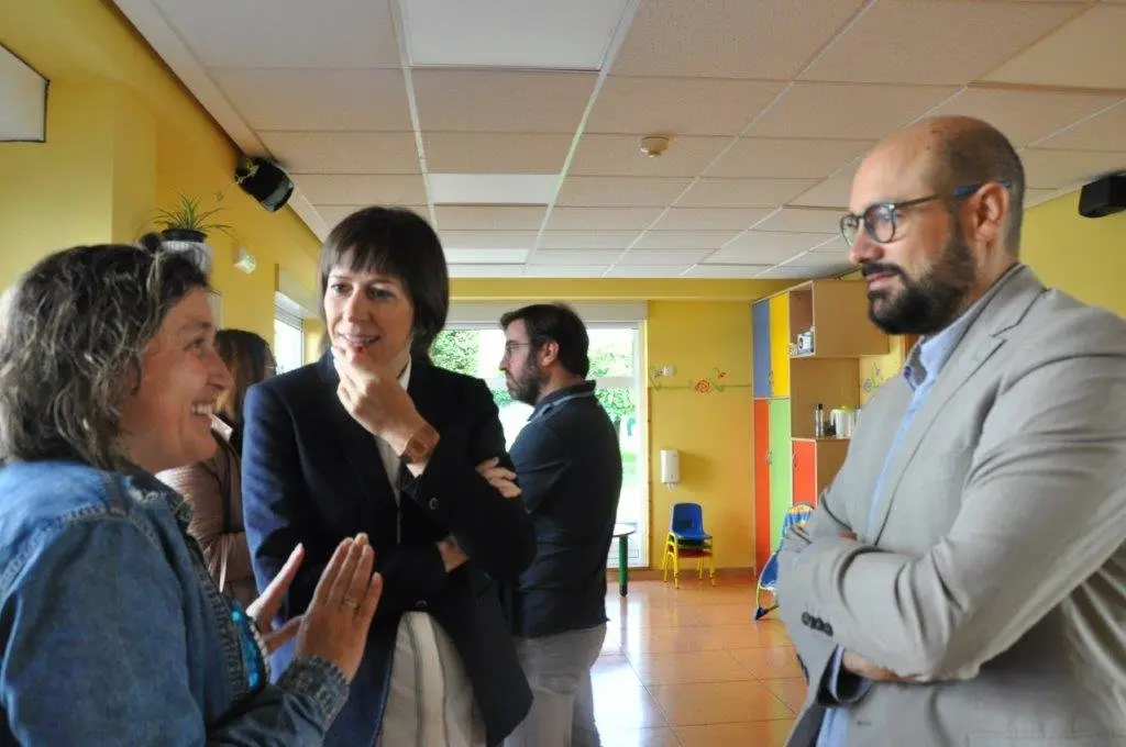 Visita da portavoz nacional do BNG Ana Pont&oacute;n &aacute; Escola infantil municipal "A Madalena" do Milladoiro co gallo dos 100 d&iacute;as de goberno das concelleiras e concelleiro do BNG de Ames.&nbsp;