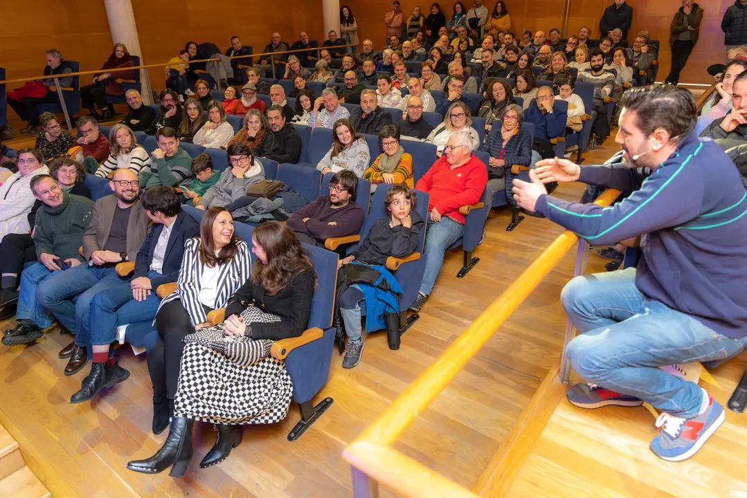 Acto de presentaci&oacute;n do primeiro tramo da candidatura do BNG de Ames &aacute;s municipais 2023, coa presenza da portavoz nacional do BNG, Ana Pont&oacute;n, candidatos e candidatas do BNG da comarca de Santiago nos seus concellos, compa&ntilde;eiros e compa&ntilde;eiras e p&uacute;blico en xeral, ateigando a Casa da Cultura do Milladoiro.