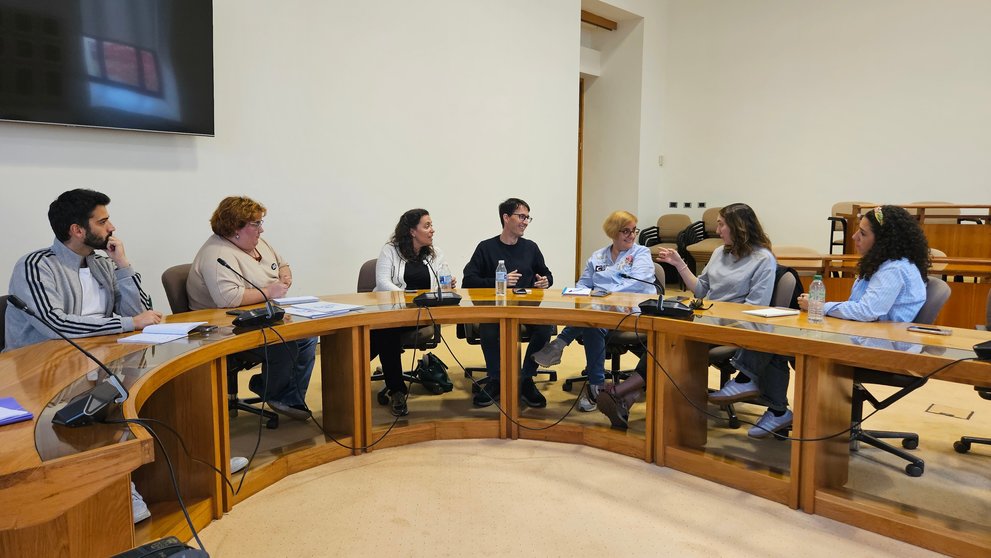 Reunión no Parlamento Galego