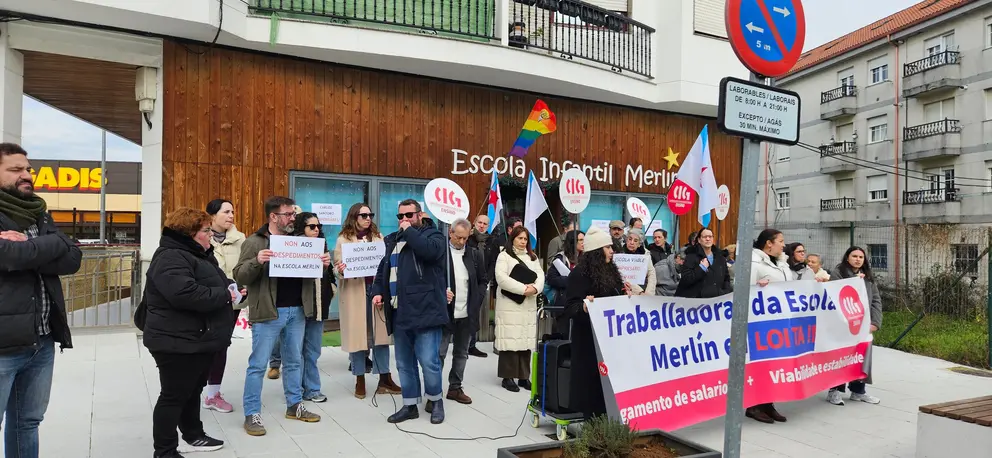 Concentración diante da Escola Infantil Merlín