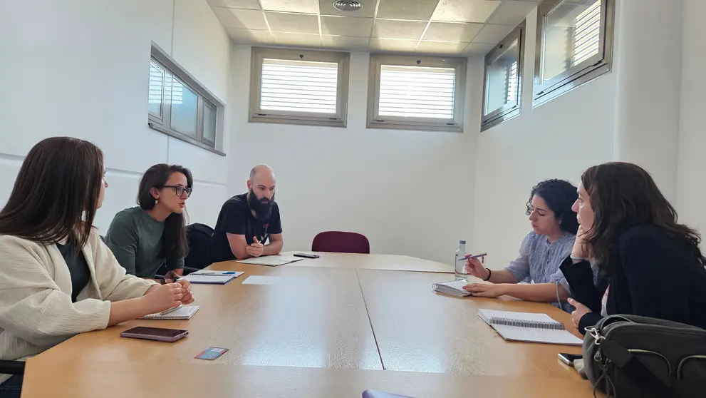 A voceira do BNG de Ames,Escarlata Pamp&iacute;n e  a concelleira, Rosal&iacute;a Seijas cos portavoces da Plataforma Galega Vivenda Xa!