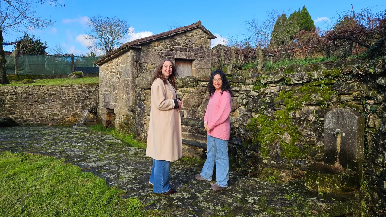 As Concelleiras Escarlata Pamp&iacute;n e Rosal&iacute;a Seijas durante a visita &aacute; Ruta de Riamontes