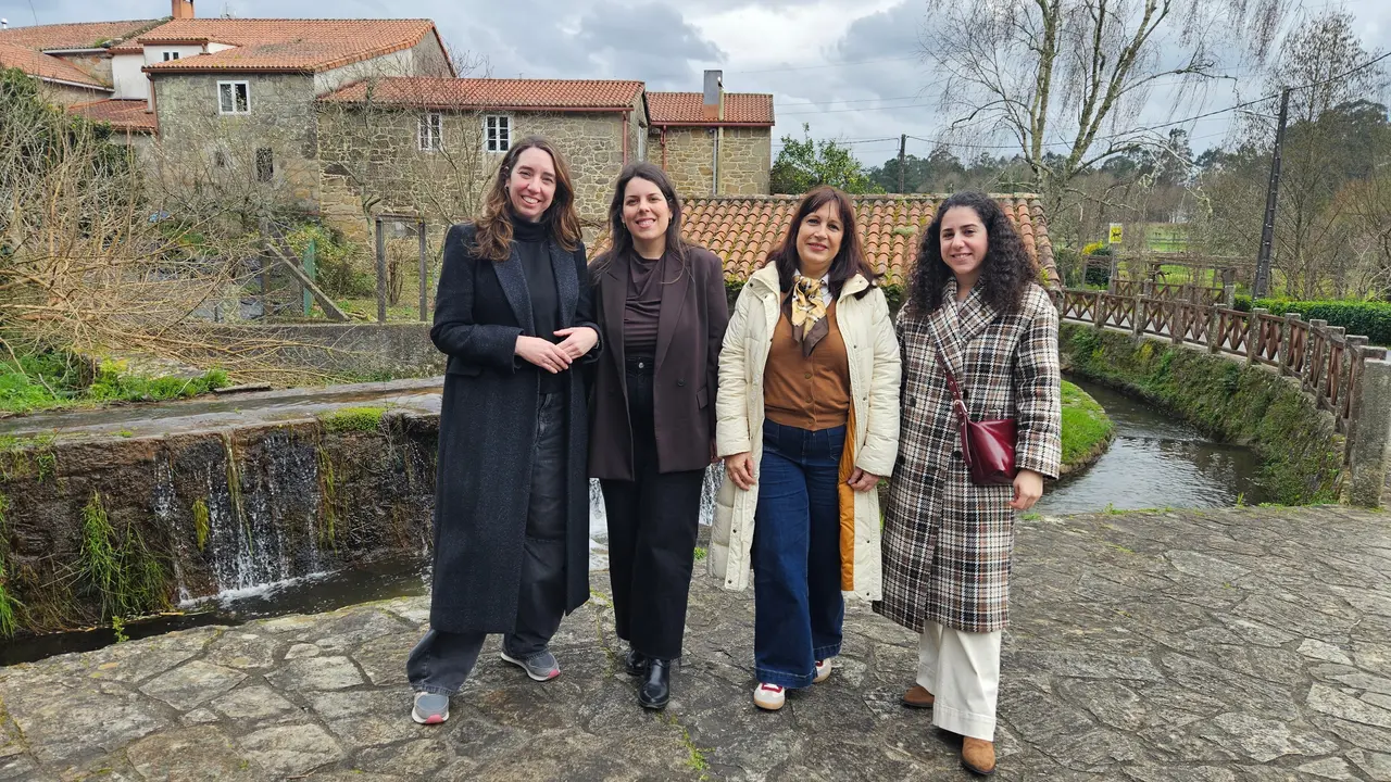 Cristina Garc&iacute;a con  Natividade Gonz&aacute;lez, Escarlata Pamp&iacute;n e Rosal&iacute;a Seijas