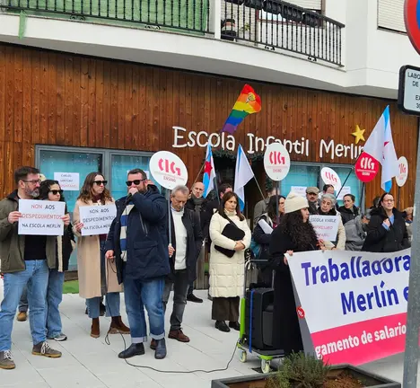 Concentraci&oacute;n diante da Escola Infantil Merl&iacute;n