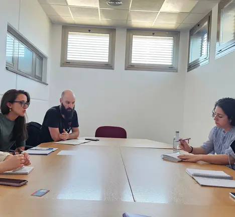 A voceira do BNG de Ames,Escarlata Pamp&iacute;n e  a concelleira, Rosal&iacute;a Seijas cos portavoces da Plataforma Galega Vivenda Xa!