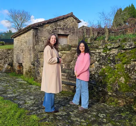 As Concelleiras Escarlata Pamp&iacute;n e Rosal&iacute;a Seijas durante a visita &aacute; Ruta de Riamontes