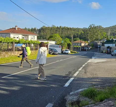 Punto da estrada AC-453 polo que te&ntilde;en que cruzar  actualmente os peregrinos