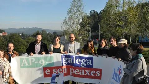 Ana Pont&oacute;n, David Santomil e representantes do BNG de Ames, Santiago, Teo e Rois no Milladoiro